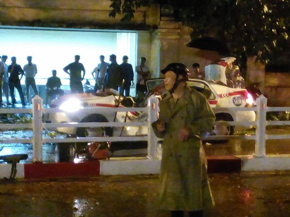 Hà Nội mưa giông lớn, cây đổ đè bẹp ô tô nằm ngổn ngang trên các tuyến phố, 1 tài xế taxi tử vong 15