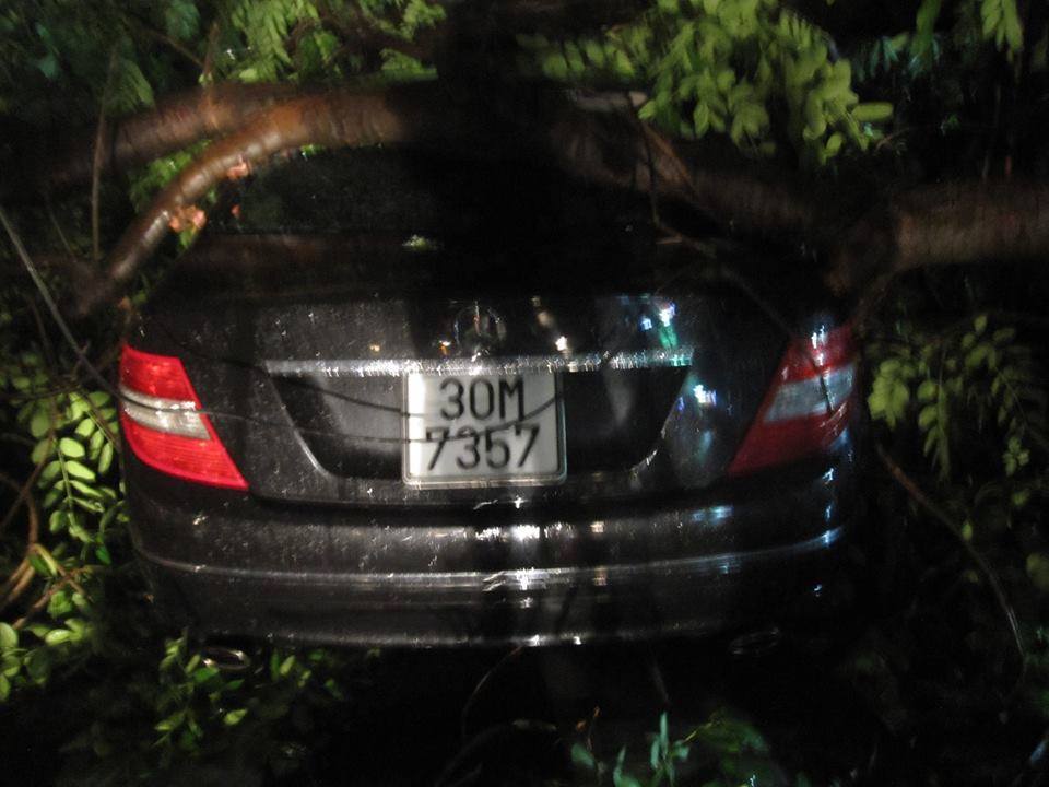 Hà Nội mưa giông lớn, cây đổ đè bẹp ô tô nằm ngổn ngang trên các tuyến phố, 1 tài xế taxi tử vong 8