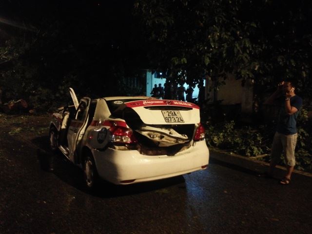 Hà Nội mưa giông lớn, cây đổ đè bẹp ô tô nằm ngổn ngang trên các tuyến phố, 1 tài xế taxi tử vong 2
