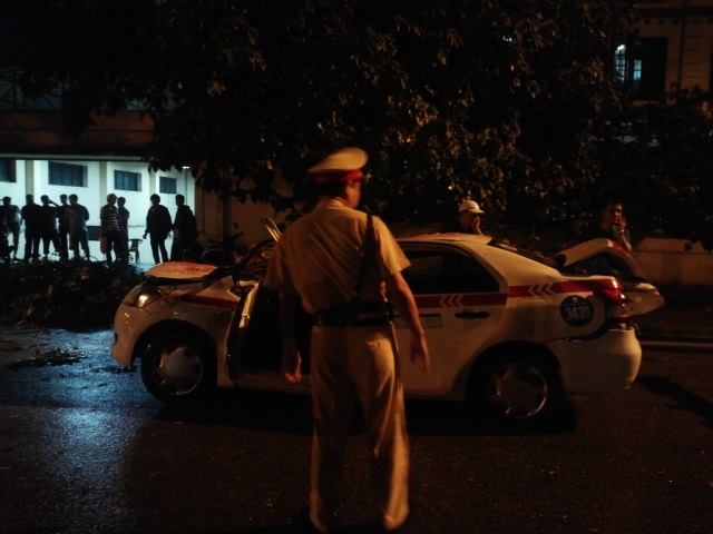 Hà Nội mưa giông lớn, cây đổ đè bẹp ô tô nằm ngổn ngang trên các tuyến phố, 1 tài xế taxi tử vong 3