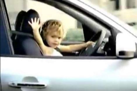 Xe hơi t&ocirc;ng thẳng v&agrave;o qu&aacute;n rượu, t&agrave;i xế mới... 3 tuổi 1