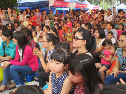 Gia đình NSND Thanh Hoa và Thái Thùy Linh hát ủng hộ miền Trung  11