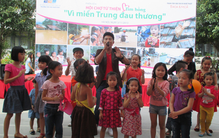 Gia đình NSND Thanh Hoa và Thái Thùy Linh hát ủng hộ miền Trung  7