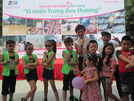 Gia đình NSND Thanh Hoa và Thái Thùy Linh hát ủng hộ miền Trung  4