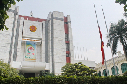 Hình ảnh cờ rủ Quốc tang Đại tướng khắp Thủ đô Hà Nội 6