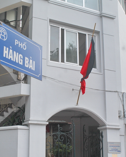 Hình ảnh cờ rủ Quốc tang Đại tướng khắp Thủ đô Hà Nội 14