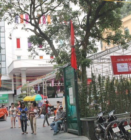 Hình ảnh cờ rủ Quốc tang Đại tướng khắp Thủ đô Hà Nội 17