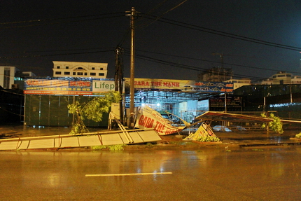 Chùm ảnh: Hà Nội "tan nát" sau trận mưa to, gió lớn 1