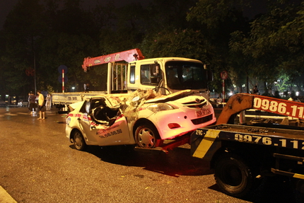 Ch&ugrave;m ảnh: H&agrave; Nội "tan n&aacute;t" sau trận mưa to, gi&oacute; lớn 14