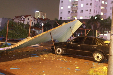 Ch&ugrave;m ảnh: H&agrave; Nội "tan n&aacute;t" sau trận mưa to, gi&oacute; lớn 2