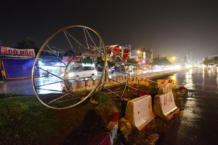 Chùm ảnh: Hà Nội "tan nát" sau trận mưa to, gió lớn 21