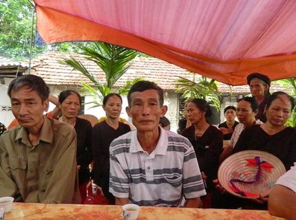 Những hình ảnh tang thương trong vụ mẹ chém ch&ecirc;́t con đẻ vì ch&ocirc;̀ng l&acirc;́y vợ mới 4