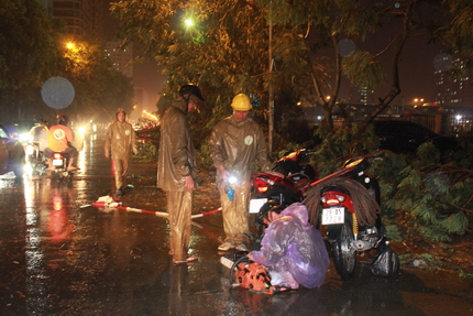 Chùm ảnh: Hà Nội "tan nát" sau trận mưa to, gió lớn 6