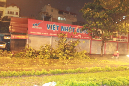 Chùm ảnh: Hà Nội "tan nát" sau trận mưa to, gió lớn 8