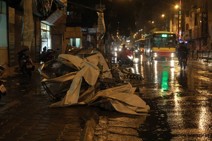 Chùm ảnh: Hà Nội "tan nát" sau trận mưa to, gió lớn 9