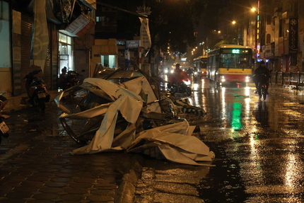 Ch&ugrave;m ảnh: H&agrave; Nội "tan n&aacute;t" sau trận mưa to, gi&oacute; lớn 9