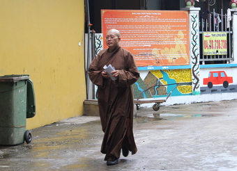 Thẫn thờ cảnh di chuyển h&agrave;ng chục trẻ em v&agrave; người gi&agrave; khỏi ch&ugrave;a Bồ Đề 5