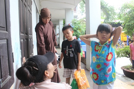 Thẫn thờ cảnh di chuyển h&agrave;ng chục trẻ em v&agrave; người gi&agrave; khỏi ch&ugrave;a Bồ Đề 3