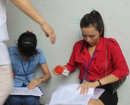 Thẫn thờ cảnh di chuyển h&agrave;ng chục trẻ em v&agrave; người gi&agrave; khỏi ch&ugrave;a Bồ Đề 2