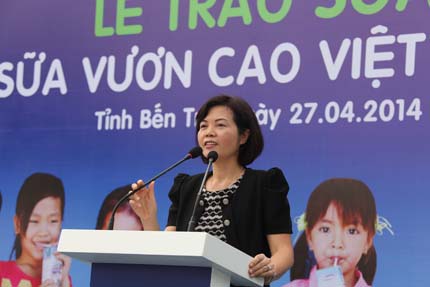 Vinamilk trao gần 77000 ly sữa của Quỹ sữa “Vươn cao Việt Nam” cho trẻ em Bến Tre 2