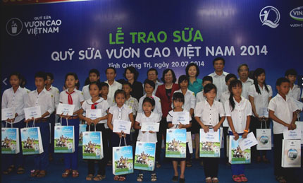 Quỹ sữa “Vươn cao Việt Nam” đến với trẻ em Quảng Trị nhân Kỷ niệm ngày Thương binh liệt sĩ  1
