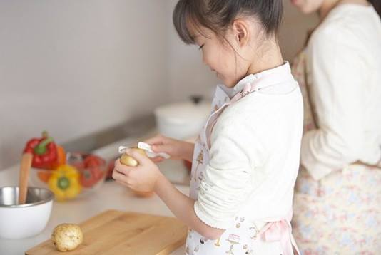 Phụ gi&uacute;p mẹ trong bếp gi&uacute;p con trưởng th&agrave;nh hơn 1