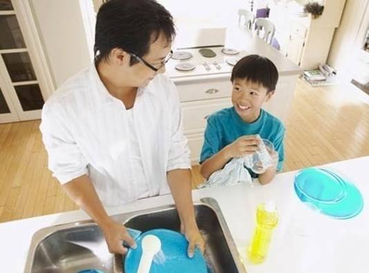 Phụ gi&uacute;p mẹ trong bếp gi&uacute;p con trưởng th&agrave;nh hơn 2