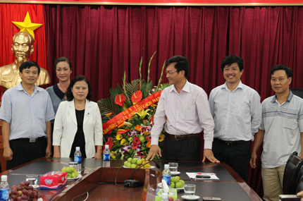 Thứ trưởng Nguyễn Thị Xuyên thăm và chúc mừng Báo Gia đình & Xã hội 1