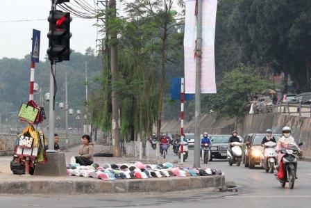 Dừng việc xử phạt người đội mũ bảo hiểm rởm từ 15/4 2