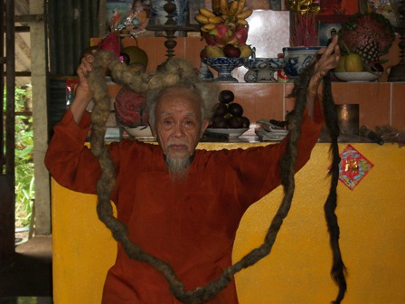 Cụ ông 94 tuổi có mái tóc dài hơn 4m suốt gần 80 năm không cắt vì một niềm  tin huyền bí  VietBF