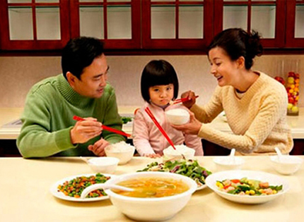 Mệt mỏi vì con 4 tuổi "to xác" đánh vật với cơm 1