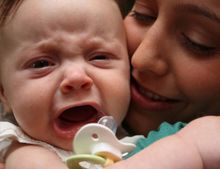 Giải cứu b&eacute; kh&oacute;c v&igrave;... 'v&iacute;a nặng' 1