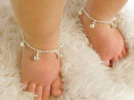 Đeo v&ograve;ng bạc, b&eacute; hay ăn ch&oacute;ng lớn? 1