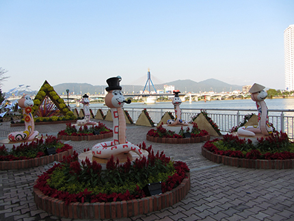 Đường hoa 17 tỷ đồng khoe sắc b&ecirc;n s&ocirc;ng H&agrave;n 2