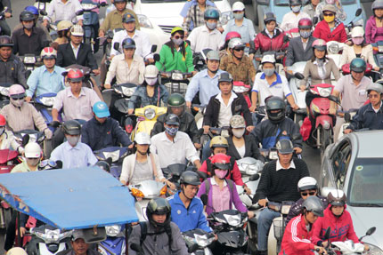 Phạt tiền c&oacute; ngăn được mũ giả? 1