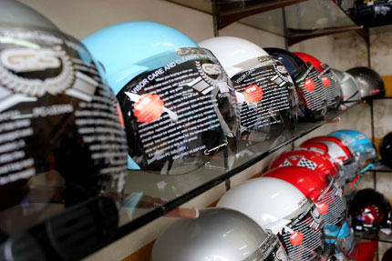 Phạt tiền c&oacute; ngăn được mũ giả? 10