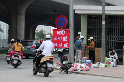 Phạt tiền c&oacute; ngăn được mũ giả? 2