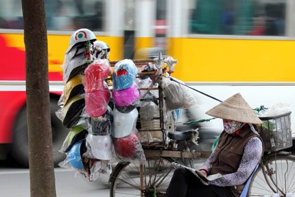 Phạt tiền c&oacute; ngăn được mũ giả? 4