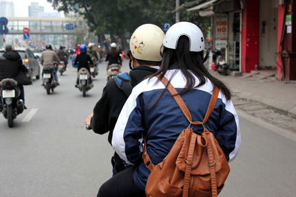 Phạt tiền c&oacute; ngăn được mũ giả? 6