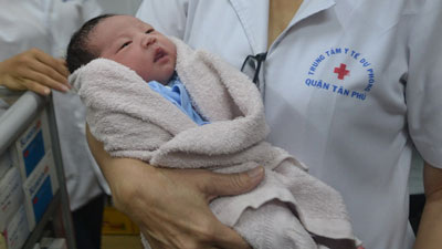 B&eacute; g&aacute;i sơ sinh bị bỏ rơi ở ng&atilde; ba đường 1