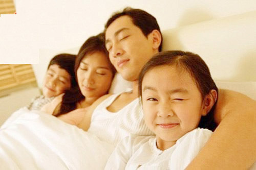 Con ngủ cùng bố mẹ: vừa lợi, vừa hại 1