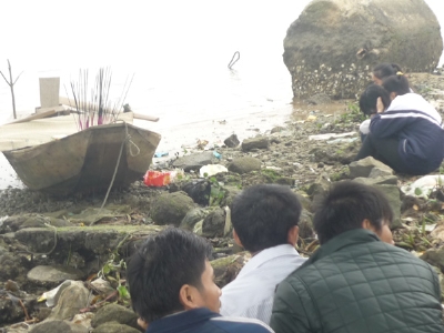 X&oacute;t xa nữ sinh tự tử v&igrave; l&agrave;m mất ghế của lớp 1