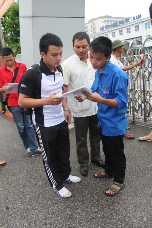 Ng&agrave;y đầu l&agrave;m thủ tục: Th&iacute; sinh nơi trễ, nơi đ&uacute;ng giờ 4