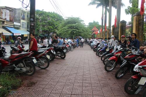 Ng&agrave;y đầu l&agrave;m thủ tục: Th&iacute; sinh nơi trễ, nơi đ&uacute;ng giờ 7