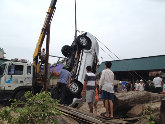 Đã thấy thi thể Phó giám đốc Sở Công thương kẹt trong xe bị lũ cuốn 2