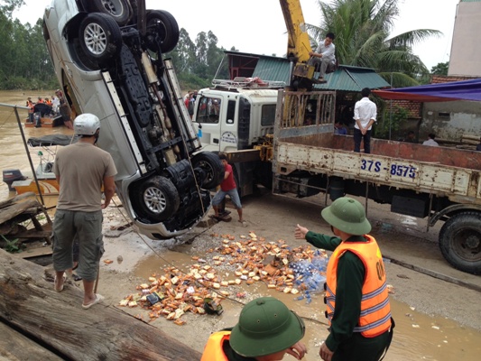 Đã thấy thi thể Phó giám đốc Sở Công thương kẹt trong xe bị lũ cuốn 3