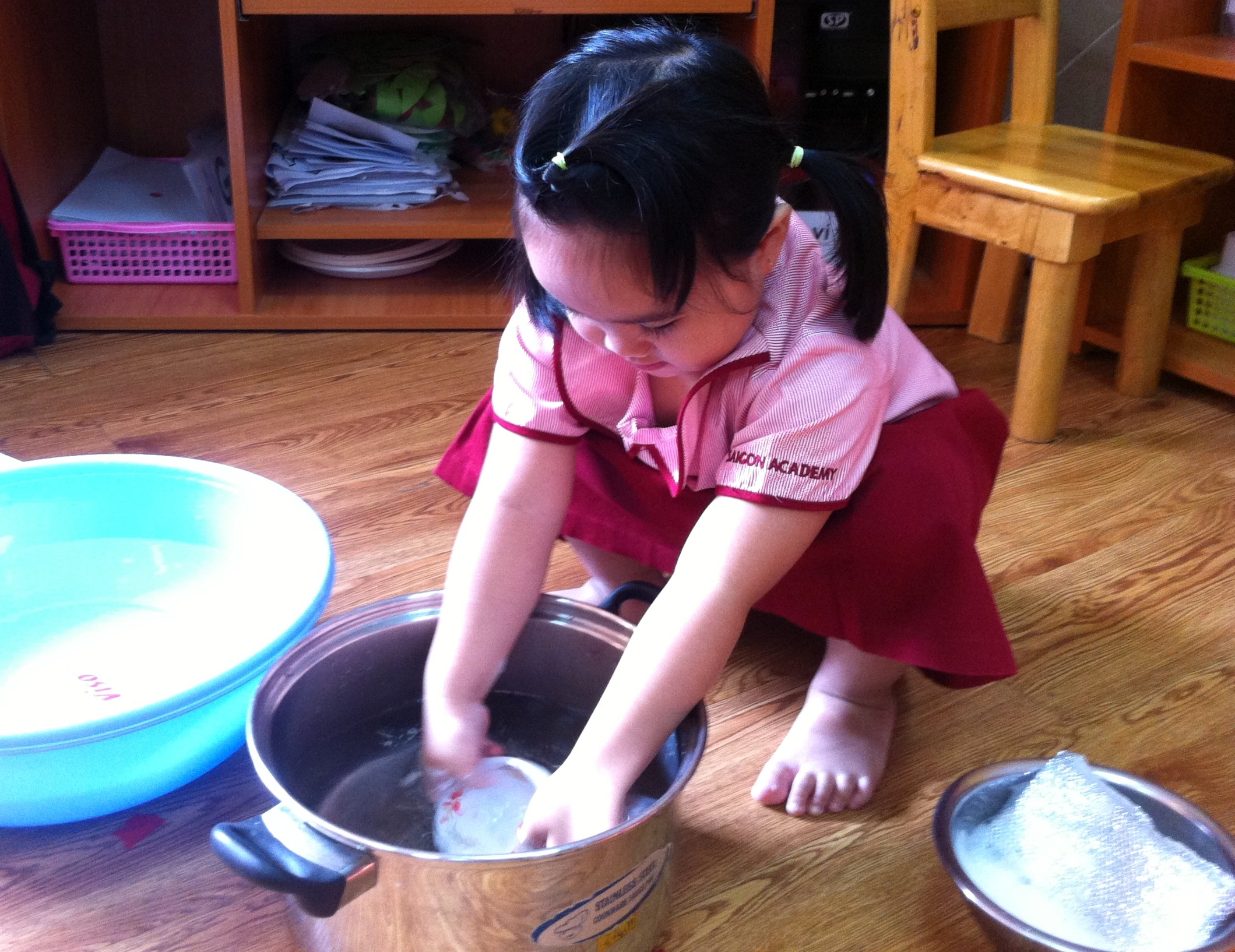 H&atilde;y cho trẻ học bằng nhiều gi&aacute;c quan 2