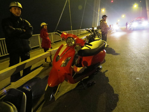 Người phụ nữ tho&aacute;t chết khi nhảy cầu cao 50 m&eacute;t  1