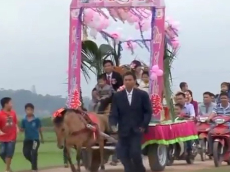 "Lờ" xế hộp, ch&agrave;ng đ&oacute;n n&agrave;ng về dinh bằng xe ngựa 1