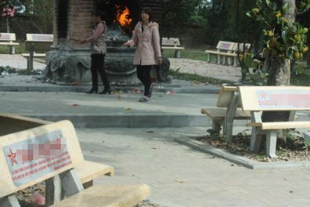 Quảng c&aacute;o cả sản phẩm tăng cường sinh l&yacute; tại đền thi&ecirc;ng 1